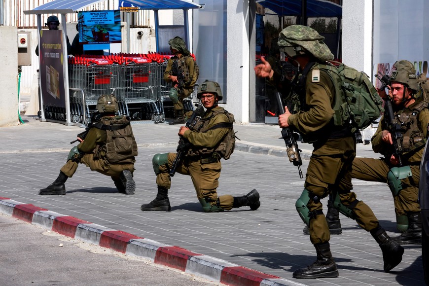 Israeli soldiers work to secure residential areas following a mass-infiltration by Hamas gunmen from the Gaza Strip, in Sderot, southern Israel October 7, 2023. REUTERS/Ammar Awad