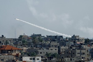 A rocket is fired from Gaza toward Israel, in Gaza, October 7, 2023. REUTERS/Ibraheem Abu Mustafa