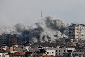 Smoke rises following Israeli strikes in Gaza, October 7, 2023. REUTERS/Mohammed Salem