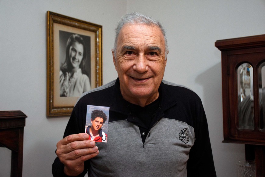 Devoto del Beato Carlo Acutis. "Mingo", y toda su familia, es muy creyente. Pero hubo una plegaria especial al beatificado en 2020 Carlo Acutis que lo hace pensar en un milagro, junto con toda la atención médica que recibió y a la cual le estará siempre agradecida. Foto: Pablo Aguirre