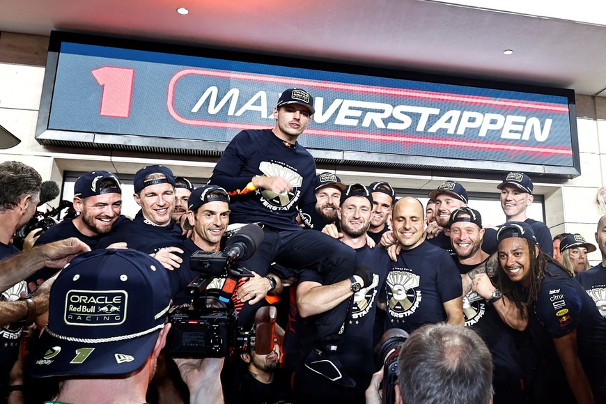 El festejo del flamante tricampeón con su equipo. Crédito: Reuters/Hamad I Mohammed