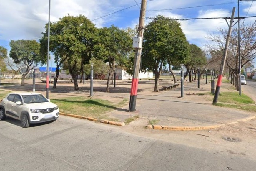 La víctima fue atacada cuando estaba en la plaza Homero Manzi, ubicada en Láinez y Salvá.