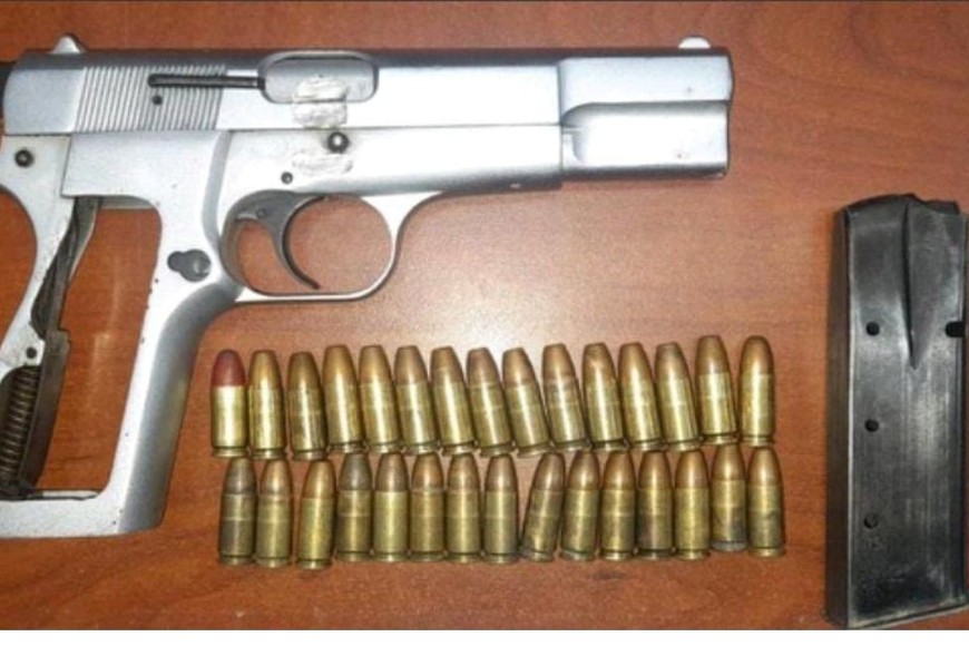 La policía secuestró la pistola 9mm, junto a un total de 30 proyectiles del mismo calibre.