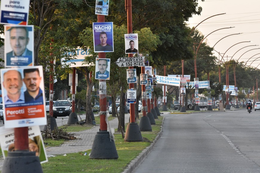 Columneros. El registro gráfico es previo a las PASO provinciales del 19 de julio. Era impactante ver la gran cantidad de carteles colgados en las columnas de iluminación de las principales avenidas de la ciudad. Créditos: Mauricio Garín