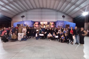 Todos los ganadores en la foto final.