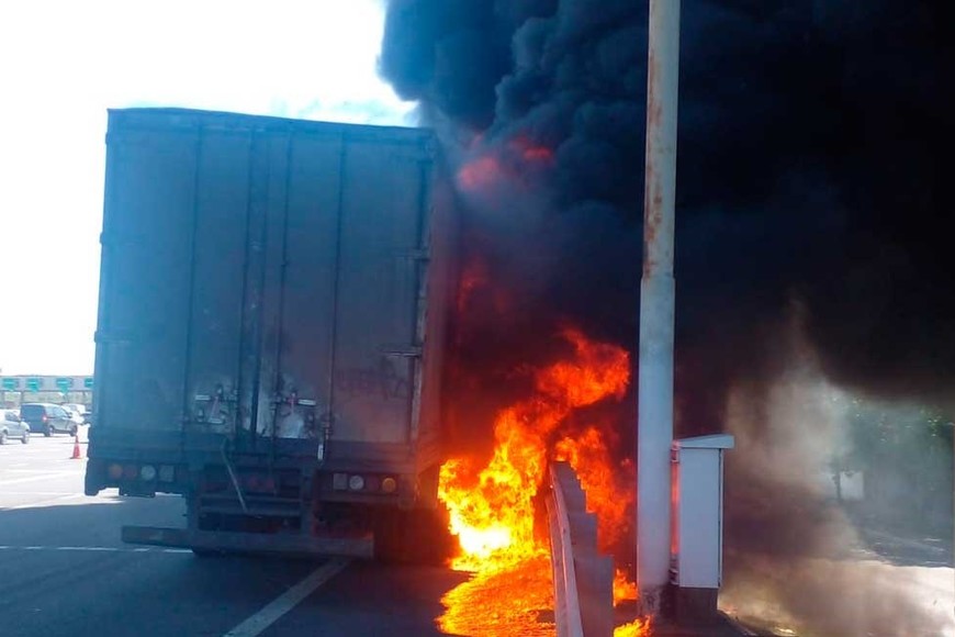 Una gran columna de humo se formó en torno al incendio del camión.