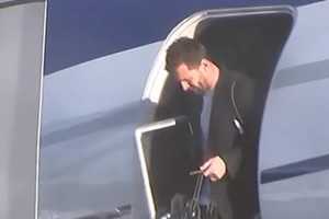 El momento en el que Lionel Messi descendía del avión.