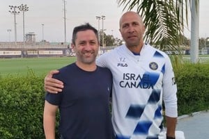 Perdió un compañero y un DT. Guillermo Israilevich junto al PF del Maccabi Tel Aviv. Un ex futbolista (Lior Asulin) y un ex DT de juveniles perdieron la vida en los ataques el fin de semana en Israel. Crédito: El Litoral/Maxi Bravo