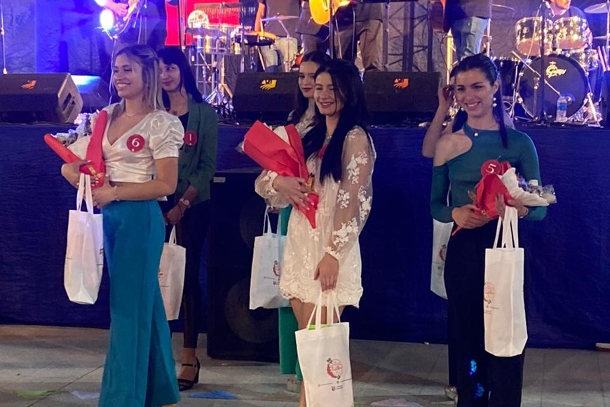 Las tres jóvenes electas como Embajadora y Representantes.