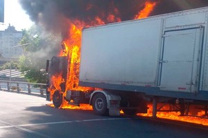 Las llamas se apoderaron del vehículo de carga.