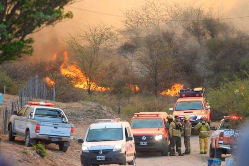 Los servicios de emergencia trabajando a pleno en las sierras cordobesas.
