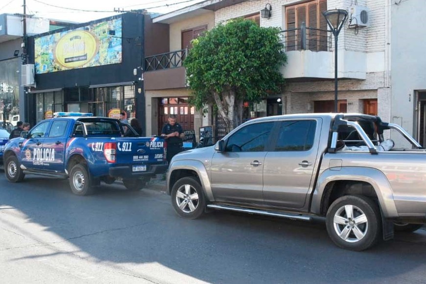 La policía en el lugar de los hechos junto a la víctima del asalto. Foto: Guillermo Di Salvatore.