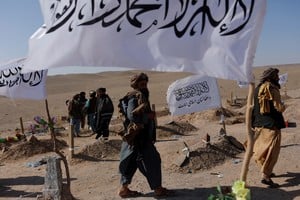 Foto tomada este martes del cementerio de las víctimas del terremoto del pasado sábado en Herat, Afganistán. Foto: Reuters. 