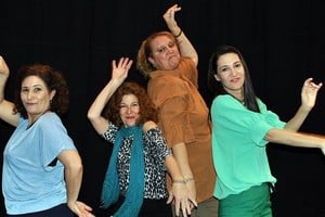 Los personajes abren la puerta a un mundo de nostalgia y amistad en la nueva obra teatral del grupo El Ogro, que cumplió 20 años. Foto: Gentileza Griselda Bertone