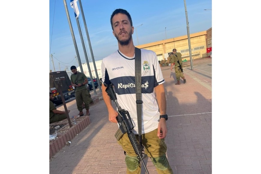 Natán con la camiseta de Gimnasia y Esgrima de La Plata.