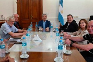 El encuentro entre autoridades del gobierno de la Provincia, la Universidad Nacional del Litoral y entidades gremiales UPCN y ATE.