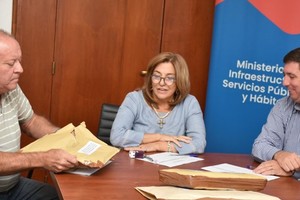El acto fue encabezado por la titular del área, Silvina Frana, junto al secretario de Recursos Hídricos, Roberto Gioria; el subsecretario de Legal y Despacho, Daniel Aimaretti; el senador departamental Rubén Pirola; y el presidente comunal de San Carlos Norte, Lionel Cavallero.