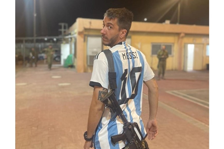 Natán con la camiseta de Lionel Messi en la Selección Argentina.