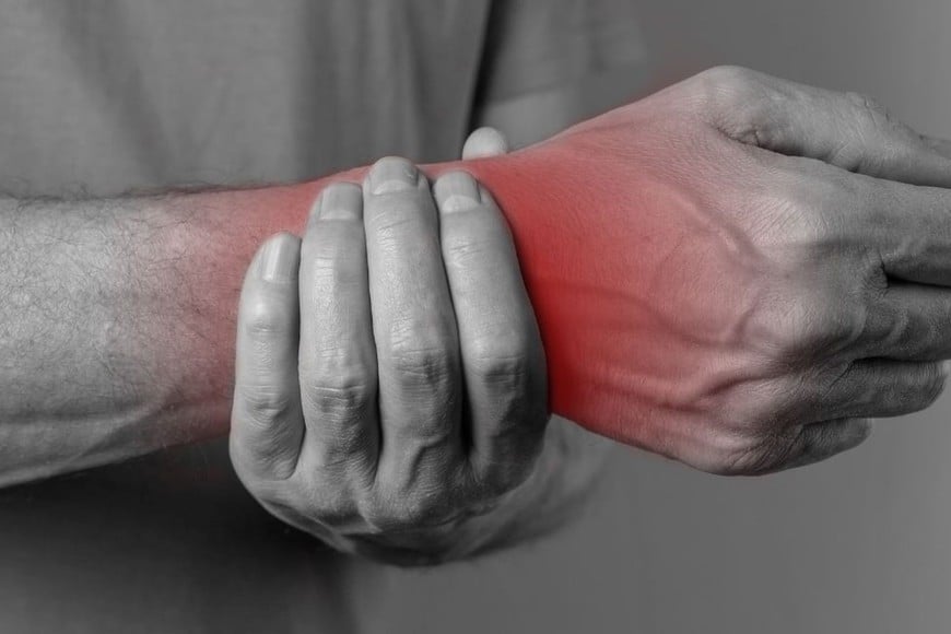 La artritis reumatoidea es una de las más notables por su impacto en la calidad de vida de las personas.