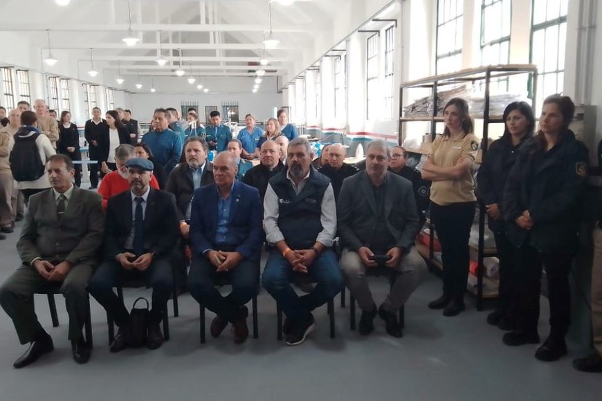 Los funcionarios presentes durante el acto en el extenso taller.