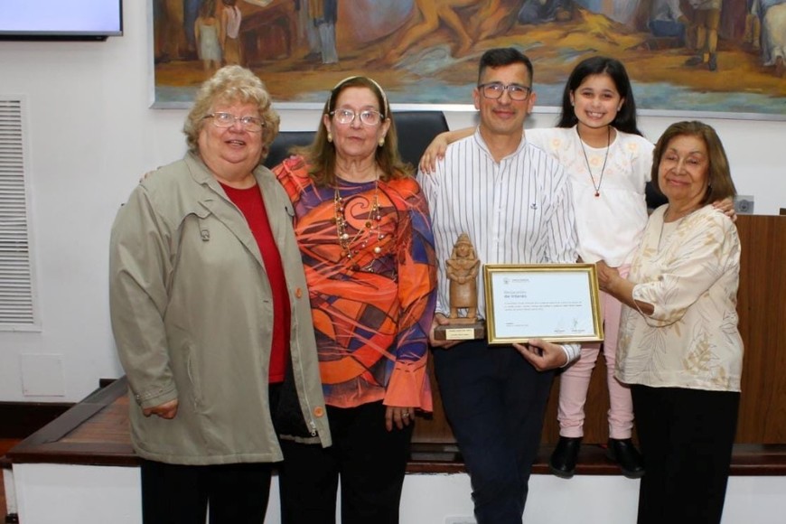 Año 2022. Martín Duarte recibe un reconocimiento del Concejo Santafesino acompañado por su hija y sus incondicionales maestras de primaria: Raquel, Olga y Beatriz.