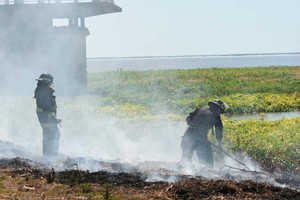 En dos ocasiones durante la mañana debieron ir los bomberos hasta la defensa de la costanera para sofocar el fuego. Foto: Mauricio Garín