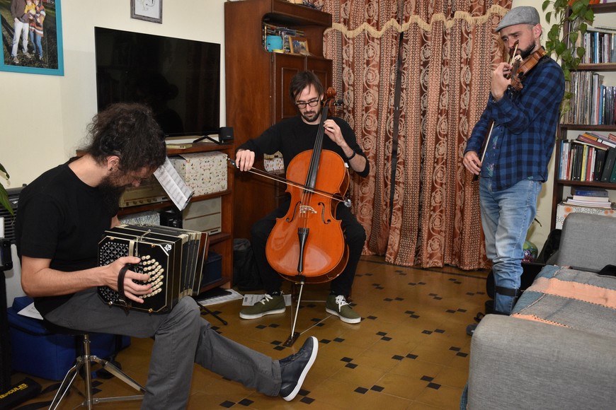 Méndez al bandoneón, Kike Catena en violonchelo y  Nacho Sánchez en violín.