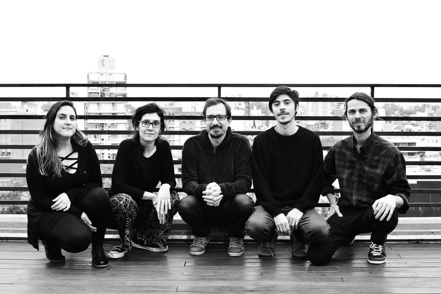 Este sábado 14 en El Puente

Santa Fe y Rosario se unen en un “estallido” de
nuevos sonidos y poéticas de Tango Siglo XXI

El sexteto santafesino Vaho y los rosarinos Másmédula son referentes de una corriente artística de vanguardia que toma distancia de los cánones ortodoxos del género. Desde la ciudad del sur vienen presentarán su segundo disco; los locales Vaho, sus nuevas composiciones.

Foto: Gentileza Producción