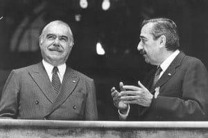José Sarney y Raúl Alfonsín, presidentes de Brasil y Argentina respectivamente. El 30 de noviembre de 1986 firmaron la Declaración de Foz de Iguazú, sentando las bases del Mercosur.