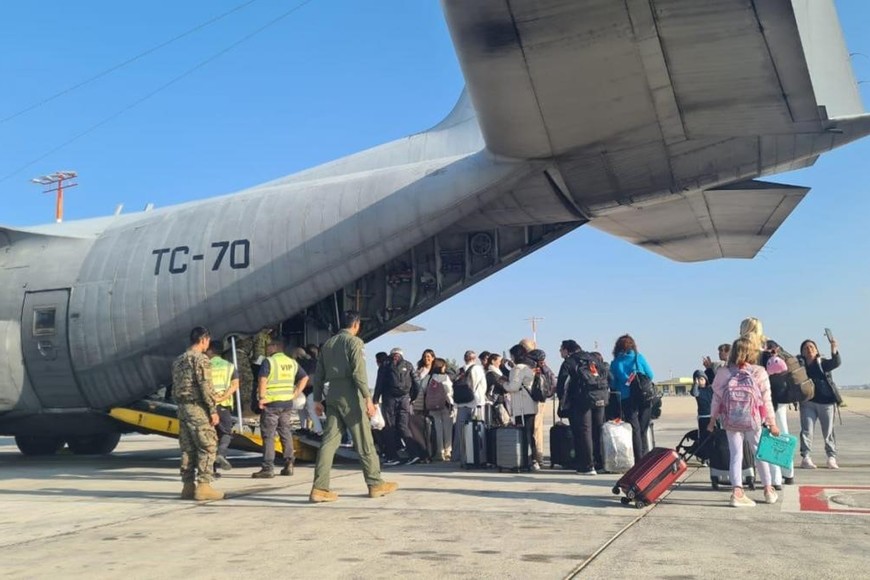 La imagen corresponde al primer vuelo de evacuación que activó el gobierno nacional en Israel, el cual arribó esta mañana a Roma. Télam.