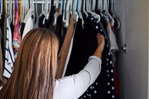 Ordenar tu ropero para la nueva temporada puede parecer un trabajo tedioso, pero es una inversión que hará que tu vida cotidiana sea más sencilla.