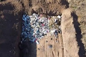 Personal de la Guardia Urbano dio con el cajón en el basural.