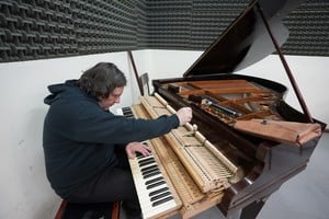 Un oficio de varios siglos que aún persiste: afinar un piano. Foto: Fernando Nicola