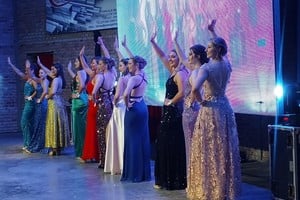 Las postulantes saludan al público presente.