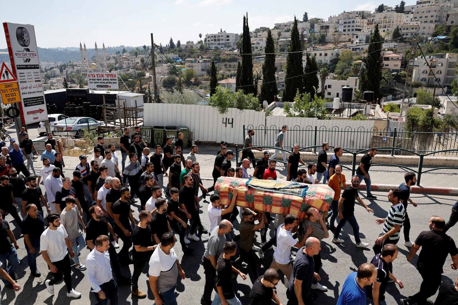 La gente lleva un ataúd, mientras amigos y familiares lloran a la víctima de un ataque con cohetes de Hamas en la aldea árabe-israelí de Abu Ghosh, Israel.