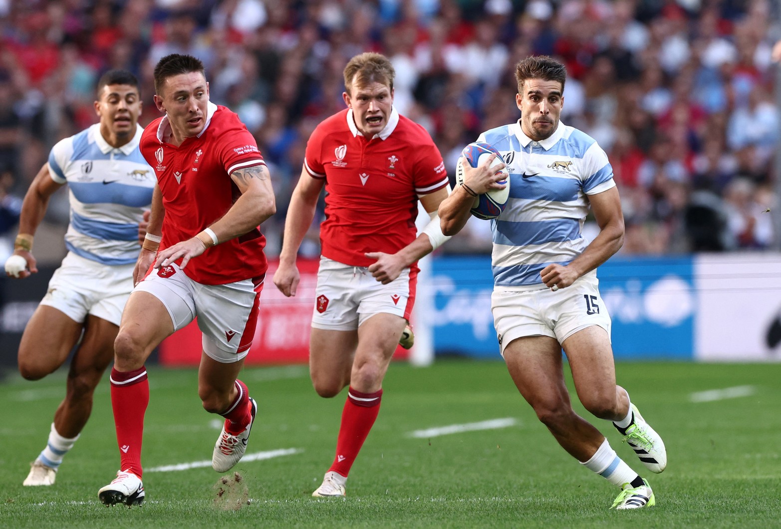 Juan Cruz Mallia de Argentina en acción con Josh Adams.