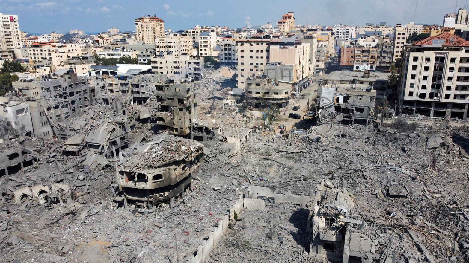 Una vista muestra casas y edificios destruidos por ataques israelíes en la ciudad de Gaza.