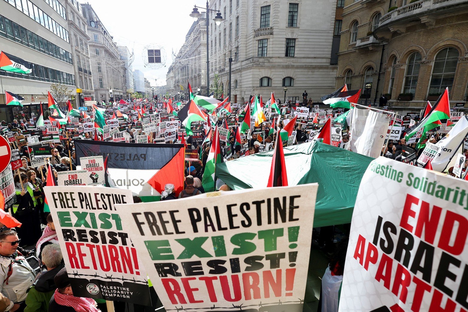 Los manifestantes protestan en solidaridad con los palestinos, en medio del conflicto en curso entre Israel y el grupo islamista palestino Hamas, en Londres, Gran Bretaña. 