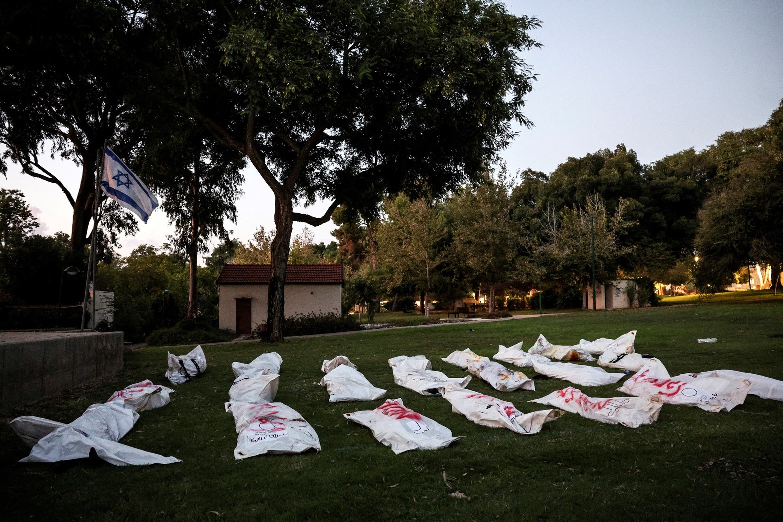 Una vista muestra los cadáveres de palestinos que formaron parte de una infiltración masiva de pistoleros de Hamas desde la Franja de Gaza.