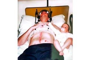 Alejandro Ferreyra en plena recuperación y convalecencia. A su lado su hijita Agostina, que tenía solo tres meses de vida cuando ocurrió el accidente.