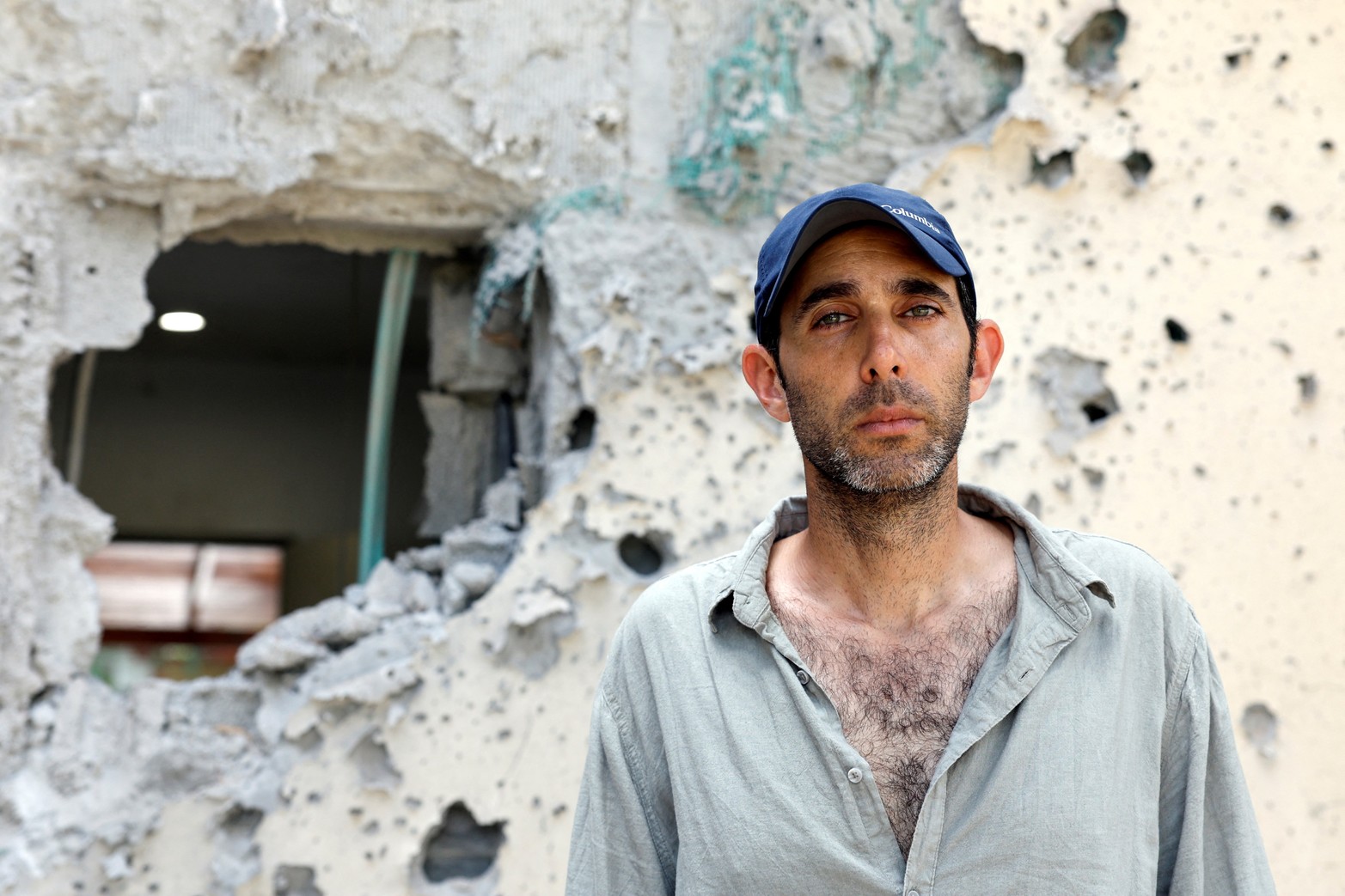 Gili Roman, cuya hermana Yarden fue vista por última vez cuando le dio su hija de tres años a su marido mientras escapaban del coche de los pistoleros de Hamas, aparece fotografiada en los restos del Kibbutz Beeri, tras una infiltración masiva de pistoleros de Hamas desde el Franja de Gaza, en el sur de Israel.