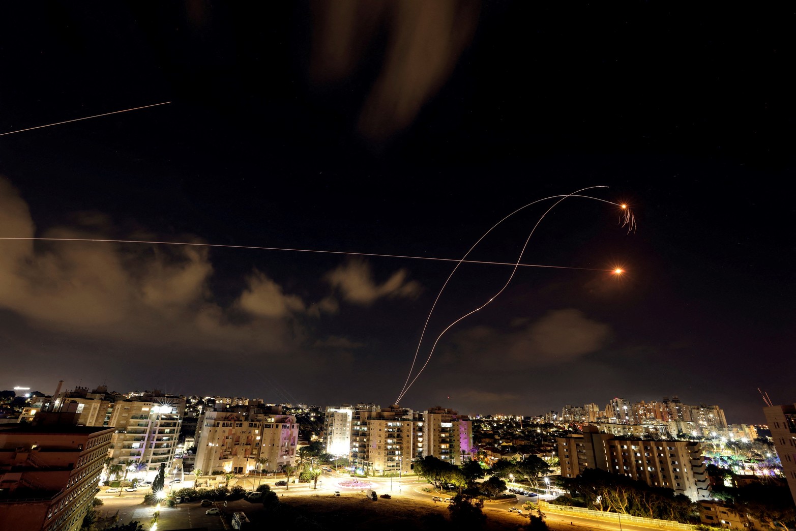 El sistema antimisiles Cúpula de Hierro de Israel intercepta cohetes lanzados desde la Franja de Gaza, visto desde Ashkelon, en el sur de Israel.