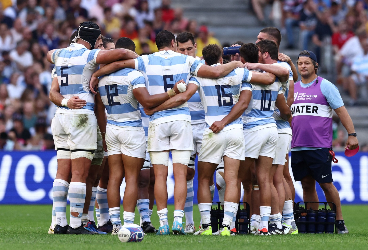 Los jugadores argentinos se apiñan durante el partido. Copa Mundial de Rugby 2023 - Cuartos de final - Gales contra Argentina - Velódromo Orange, Marsella, Francia.