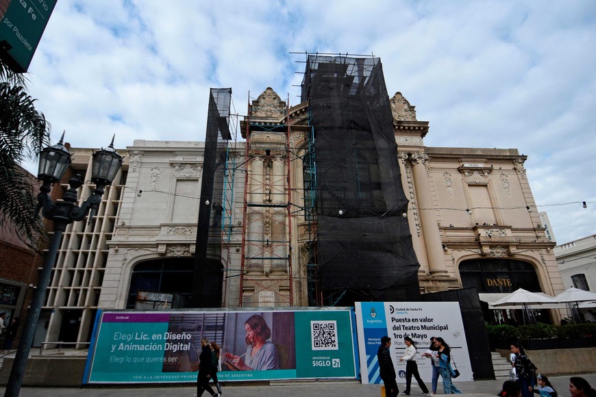 La fachada del Teatro Municipal en plena puesta en valor. Foto: Pablo Aguirre