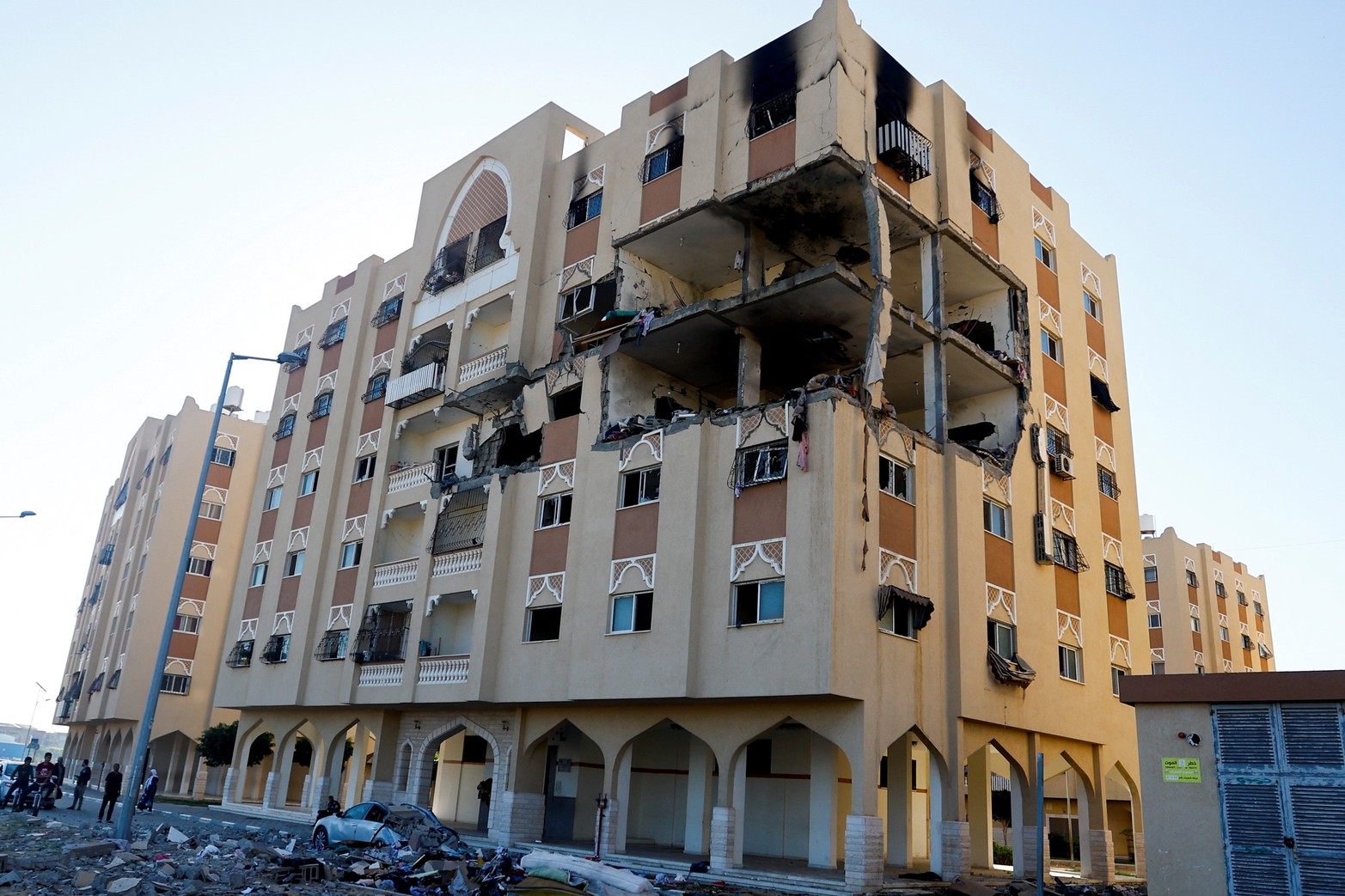 Un edificio después de los ataques israelíes en medio del conflicto en curso entre Israel y el grupo islamista palestino Hamás, en Khan Younis, en el sur de la Franja de Gaza.