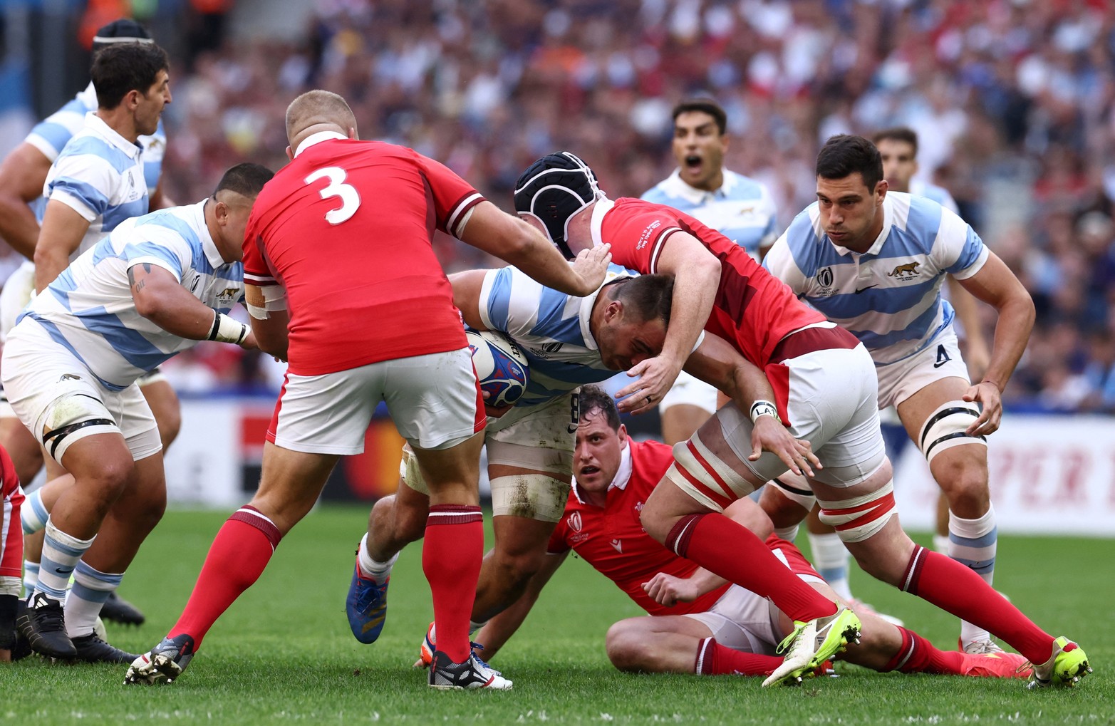 Facundo Isa lleva la pelota. Copa Mundial de Rugby 2023 - Cuartos de final - Gales contra Argentina - Velódromo Orange, Marsella, Francia. 