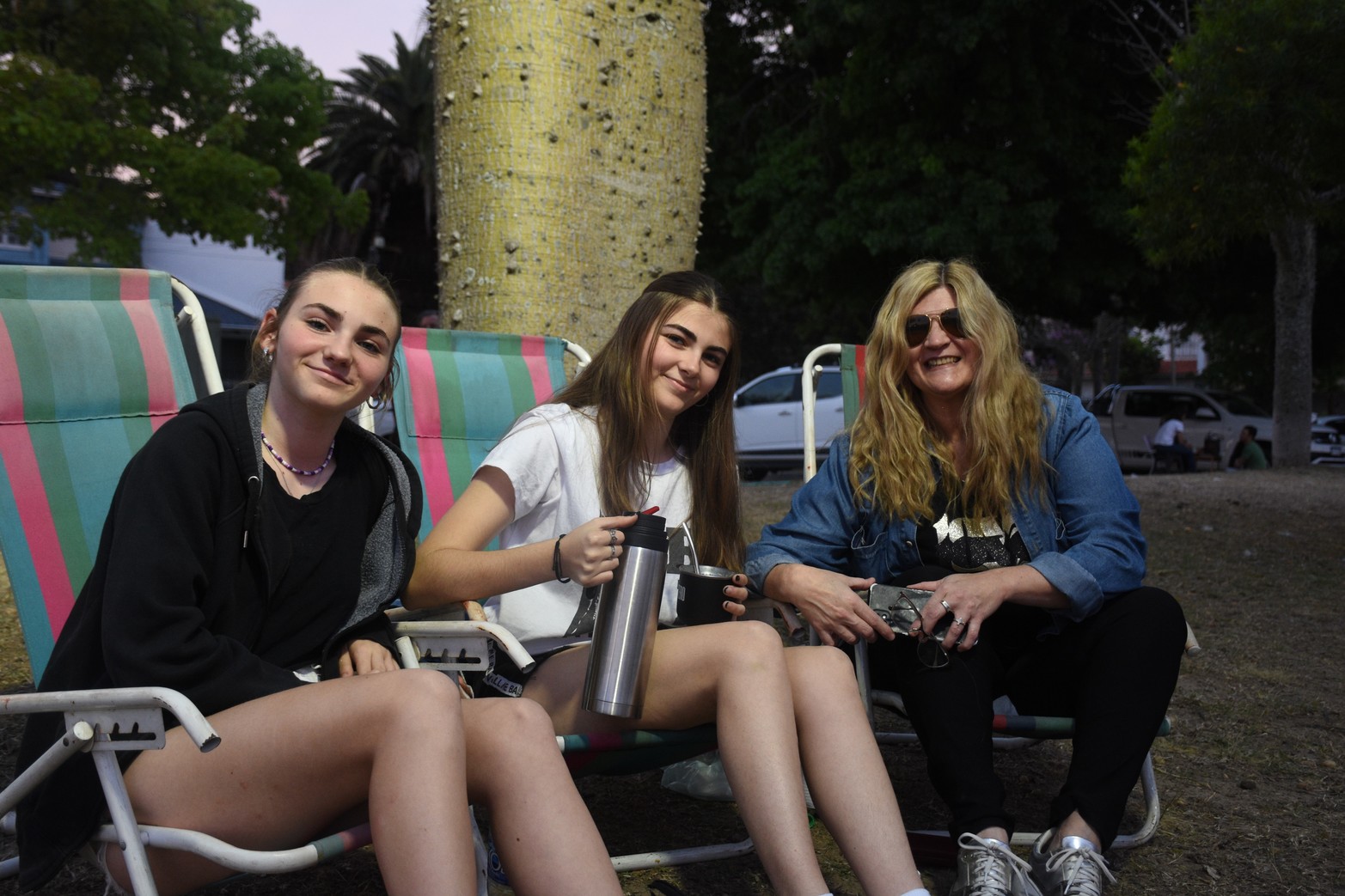 Junto a sus hijas al caer la tarde