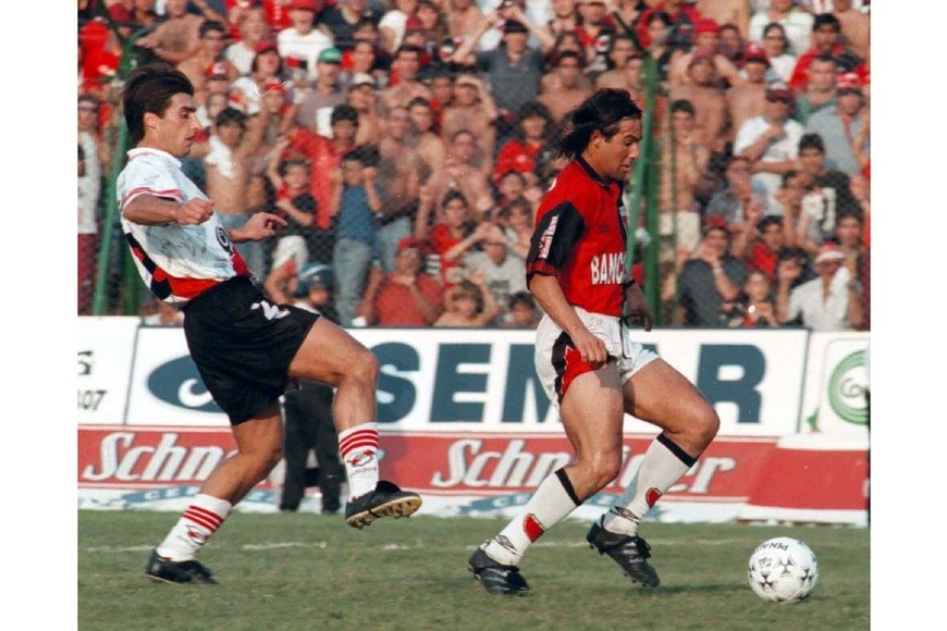 Cristian Castillo, que luego jugó en River, se lleva la pelota mientras Trotta no llega para marcarlo. Fue la inolvidable tarde en la que el Colón de Ferraro le dio una paliza al River de Ramón Díaz con todas sus estrellas. Fue un 5 a 1 lapidario e inolvidable.