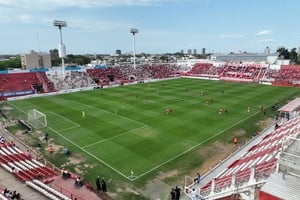 La nueva edición del clásico santafesino se disputó en el estadio 15 de Abril con sólo presencia de hinchas locales. Crédito: Fernando Nicola