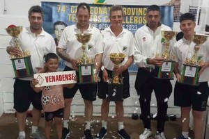 El equipo Venadense A posando con los trofeos de campeones provinciales.